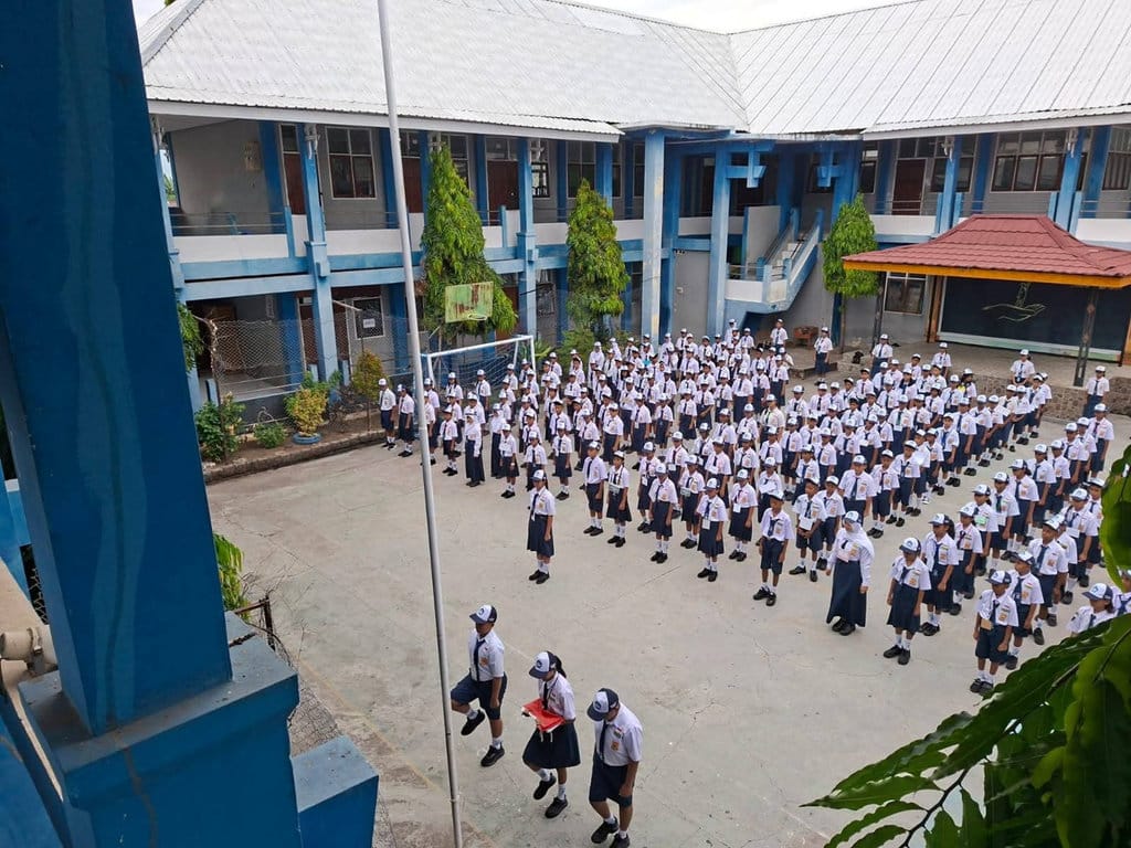 Tampak para siswa baru SMP Negeri 1 Maumere berbaris saat apel di halaman sekolah pada MPLS tahun pembelajaran 2026/2027 pada 13 Juli 2026. (Foto: Istimewa) Aktivitas Belajar SMP Negeri Maumere