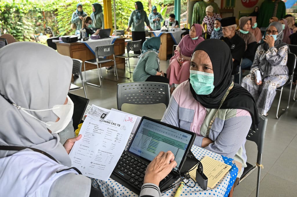Warga menjalani Cek Kesehatan Gratis (CKG) Skrining Tuberkulosis (TB) di RPTRA Kampung Perigi, Kebayoran Lama, Jakarta, Selasa (1/9/2026). Kementerian Kesehatan memasifkan penyelenggaraan program Cek Kesehatan Gratis (CKG) yang terintegrasi dengan skrining tuberkulosis (TB) untuk mempercepat penanganan dan mencegah penularan penyakit TB yang menjadi penyakit menular dengan angka kematian mencapai 120 ribu per tahun di Indonesia. ANTARA FOTO/Sulthony Hasanuddin/YU Cek kesehatan gratis skrining tuberkulosis di Jakarta