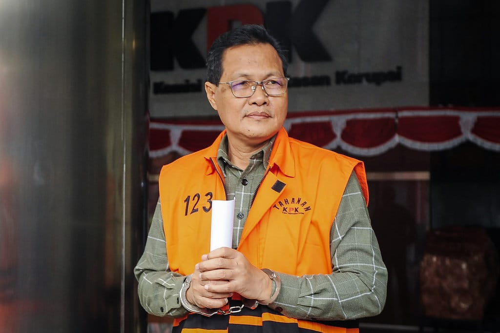 Tersangka kasus dugaan korupsi pengadaan barang dan jasa, Edison berjalan menuju mobil tahanan usai menjalani pemeriksaan di Gedung Merah Putih KPK, Jakarta, Senin (31/8/2026). ANTARA FOTO/Reno Esnir/sth/tom. Pemeriksaan Bupati nonaktif Muara Enim