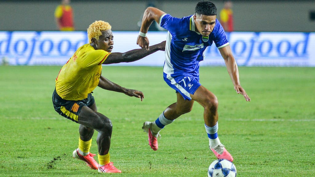 Pesepak bola Persib Bandung Ragnar Oratmangoen (kanan) melewati pesepak bola Manila Digger Dilane Wamba Tafem (kiri) pada babak penentuan fase grup AFC Champions League Two di Stadion Si Jalak Harupat, Kabupaten Bandung, Jawa Barat, Senin (31/8/2026). ANTARA FOTO/Raisan Al Farisi/kye Persib Bandung Kalahkan Manila Digger