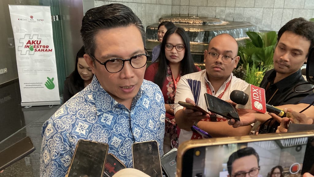 Direktur Utama Bursa Efek Indonesia (BEI) Jeffrey Hendrik memberikan keterangan kepada wartawan usai acara penandatanganan nota kesepahaman (MoU) antara BEI dan AlpacaDB, Inc. di Main Hall BEI, Jakarta, Selasa (1/9/2026). Dalam kesempatan tersebut, Jeffrey menjelaskan persiapan penghapusan batas minimum harga saham Rp50 yang ditujukan untuk meningkatkan likuiditas dan price discovery saham. FOTO/Nanda Surya Shadan Jeffrey Hendrik