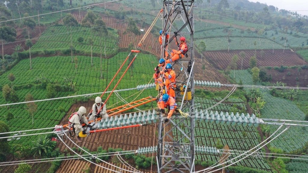 Ilustrasi pemeliharaan jaringan transmisi oleh petugas PLN sebagai bagian dari upaya menjaga keandalan dan kestabilan Sistem Sulbagsel. foto/Dok. Humas Sulselrabar PLTA Bakaru
