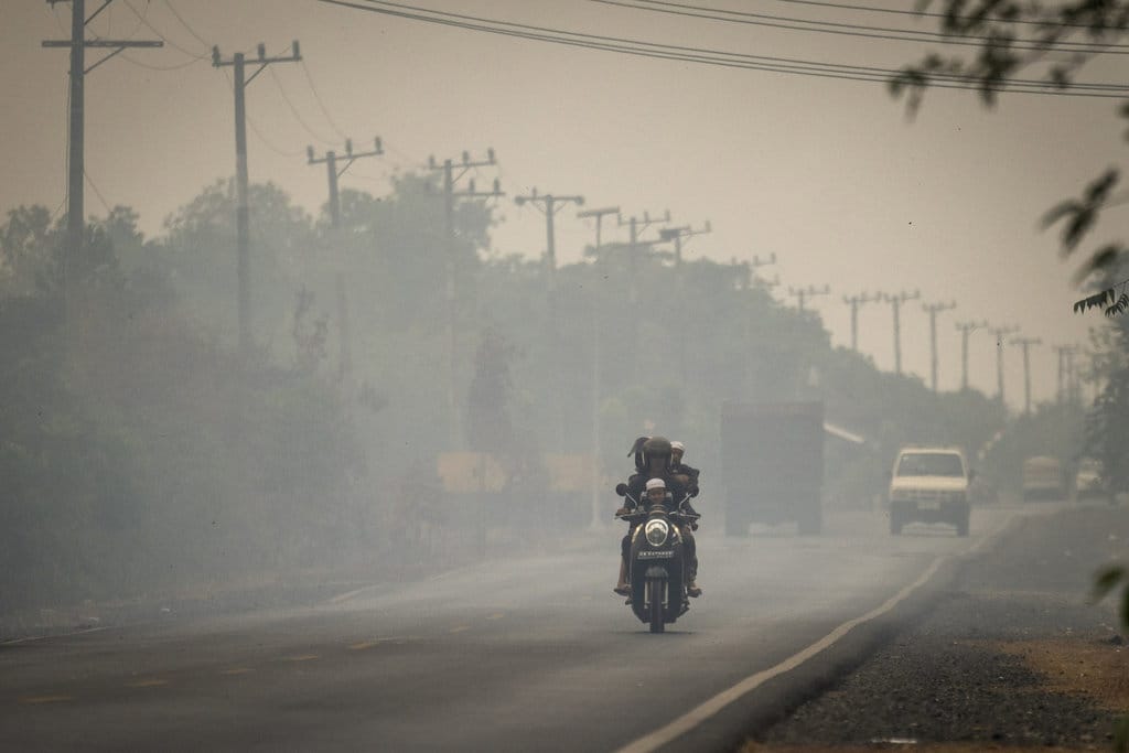 Pengendara sepeda motor melintas di Jalan Gubernur Syarkawi yang tertutup kabut asap akibat kebakaran hutan dan lahan (karhutla) di Kabupaten Banjar, Kalimantan Selatan, Rabu (2/9/2026). Kabut asap akibat karhutla berdampak pada terbatasnya jarak pandang bagi pengguna jalan nasional yang menjadi jalur penghubung Provinsi Kalimantan Selatan dan Kalimantan Tengah. ANTARA FOTO/Bayu Pratama S/nym. Dampak kabut asap dari karhutla di Kalsel