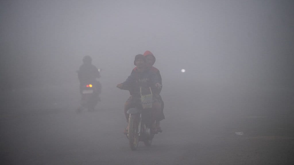 Pengendara melintas di jalan lingkar selatan Palembang-Banyuasin yang tertutup kabut asap di Kabupaten Banyuasin, Sumatera Selatan, Rabu (2/9/2026). Kabut asap yang menyelimuti daerah tersebut merupakan dampak dari Kebakaran Hutan dan Lahan (Karhutla) yang terjadi di Kabupaten Muara Enim, Kabupaten Ogan Komering Ilir (OKI), Kabuoaten Ogan Ilir (OI) dan Kabupaten Banyuasin, saat ini Satgas Karhutla Sumatera Selatan terus mengintensifkan pemadaman kathutla melalui darat dan udara di sejumlah Kab/kota tersebut. ANTARA FOTO/Nova Wahyudi/nz Kabut asap di Kabupaten Banyuasin Sumatera Selatan