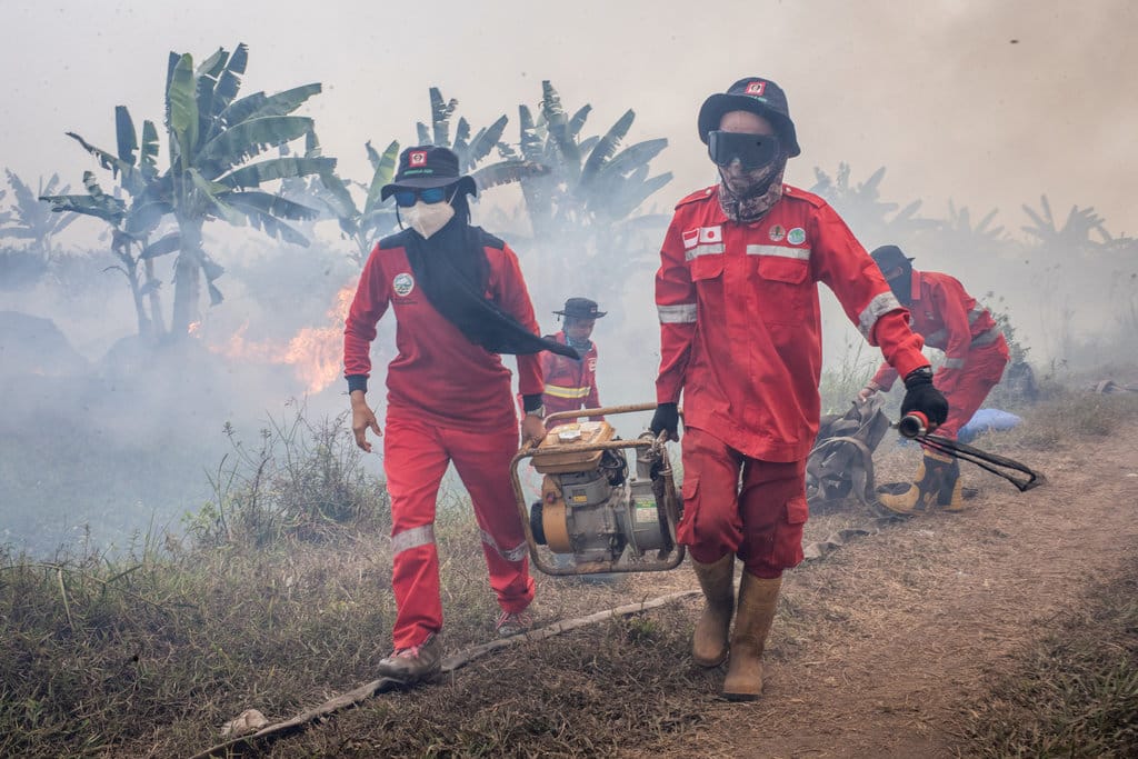 Personel Manggala Agni menyiapkan mesin pompa air untuk memadamkan kebakaran hutan dan lahan (karhutla) di Hutan Lindung Liang Anggang, Banjarbaru, Kalimantan Selatan, Rabu (2/9/2026). Pemerintah mengerahkan sebanyak 12.880 personel gabungan dari unsur pemerintah dan masyarakat di tiga provinsi prioritas yaitu Kalimantan Barat sebanyak 1.410 personel, Kalimantan Tengah 10.700 personel dan 770 personel di Kalimantan Selatan untuk menangani karhutla di wilayah Kalimantan. ANTARA FOTO/Bayu Pratama S/nym. Penanganan karhutla di Kalimantan Selatan