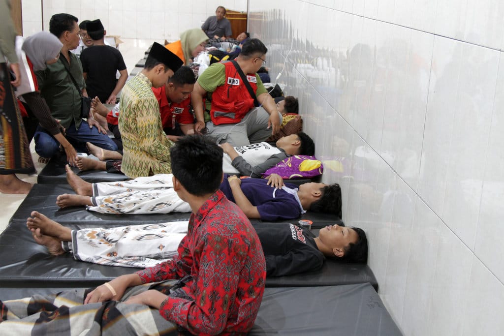 Santri yang diduga mengalami keracunan makanan mendapatkan perawatan medis di Pondok Pesantren Manbaul Hikam, Tanggulangin, Sidoarjo, Jawa Timur, Rabu (2/9/2026). Pemerintah Provinsi Jawa Timur menegaskan saat ini seluruh pihak terkait fokus memastikan seluruh korban mendapatkan penanganan dengan baik oleh rumah sakit dan tenaga medis. ANTARA FOTO/Umarul Faruq/kye Penanganan santri korban diduga keracunan makanan