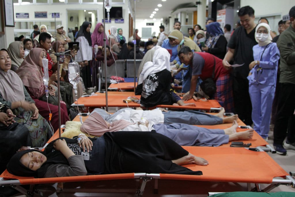 Sejumlah santri Pondok Pesantren Manbaul Hikam yang diduga mengalami keracunan makanan mendapatkan perawatan di RSUD R.T. Notopuro Sidoarjo, Jawa Timur, Rabu (2/9/2026) dini hari. Pemerintah Provinsi Jawa Timur menegaskan saat ini pasien tertangani dengan baik oleh rumah sakit dan tenaga medis serta memastikan seluruh korban terdampak kejadian tersebut, baik di rumah sakit milik pemerintah maupun swasta, ditanggung sepenuhnya oleh pemerintah daerah. ANTARA FOTO/Umarul Faruq/nz Perawatan korban keracunan makanan di Sidoarjo