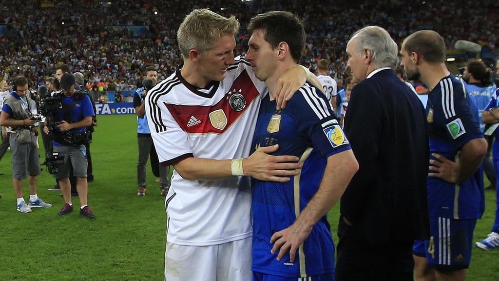 Gelandang Jerman Bastian Schweinsteiger (kiri) menghibur p Lionel Messi setelah pertandingan final sepak bola antara Jerman dan Argentina dalam ajang Piala Dunia FIFA di Stadion Maracana, Rio de Janeiro, pada 13 Juli 2014. AFP PHOTO / ADRIAN DENNIS. Argentina Kalah dari Jerman