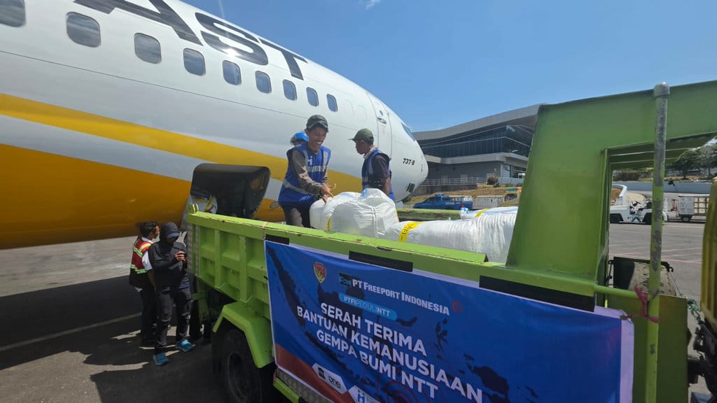 Pengiriman bantuan kemanusiaan PT Freeport Indonesia (PTFI) untuk masyarakat terdampak gempa NTT menggunakan pesawat dengan total berat sekitar 1,5 ton tiba di Bandar Udara Internasional Komodo, Labuan Bajo, Kabupaten Manggarai Barat, Nusa Tenggara Timur, (1/9). FOTO/dok. PTFI Body artikel Freeport Convert 5