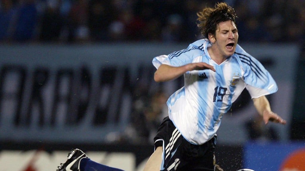 Pemain Argentina Lionel Messi dalam pertandingan kualifikasi Piala Dunia FIFA Jerman 2006 zona Amerika Selatan. Argentina menang 2-0. AFP PHOTO / Gaspar ORTIZ Debut Lionel Messi