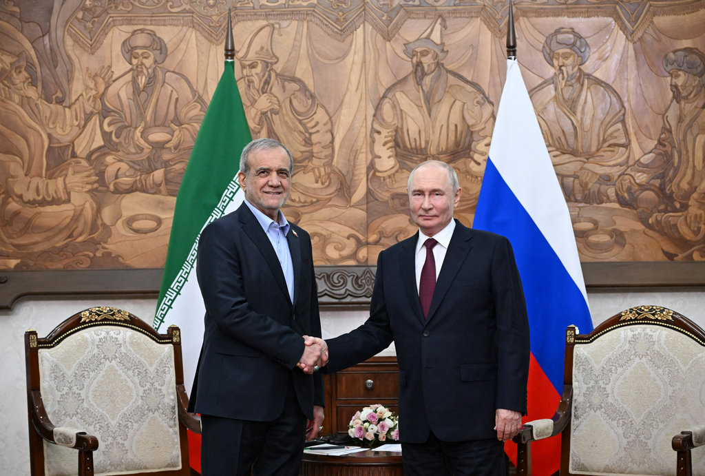Dalam foto bersama (*pool photo*) yang disebarluaskan oleh kantor berita negara Rusia, Sputnik, Presiden Rusia Vladimir Putin dan Presiden Iran Masoud Pezeshkian berjabat tangan saat pertemuan di sela-sela KTT Organisasi Kerja Sama Shanghai (SCO) di Bishkek pada 1 September 2026. (Foto oleh Kristina Solovyova / POOL / AFP) Pertemuan presiden Rusia dan Iran