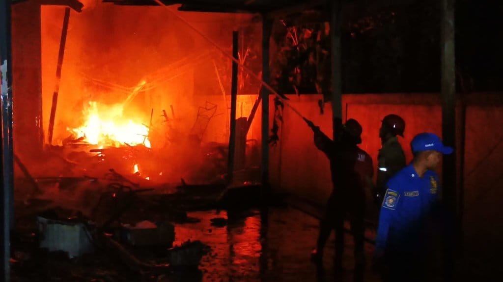 Kebakaran hebat melanda Kantor Balai Taman Nasional Meru Betiri (TNMB) di Jalan Sriwijaya Nomor 53, Kelurahan Kranjingan, Kecamatan Sumbersari, Jember, pada Senin (31/8/2026) malam. foto/Jember yang itu Kebakaran TNMB Jember