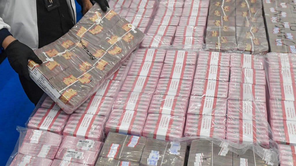 Petugas Direktorat Tindak Pidana Siber (Dittipidsiber) Polri menata barang bukti berupa pecahan uang 100 ribu rupiah saat pengungkapan kasus kejahatan siber di Gedung Awaloedin Djamin Bareskrim Polri, Jakarta, Kamis (3/9/2026). ANTARA FOTO/Muhammad Adimaja/agr Pengungkapan tindak pidana perjudian daring