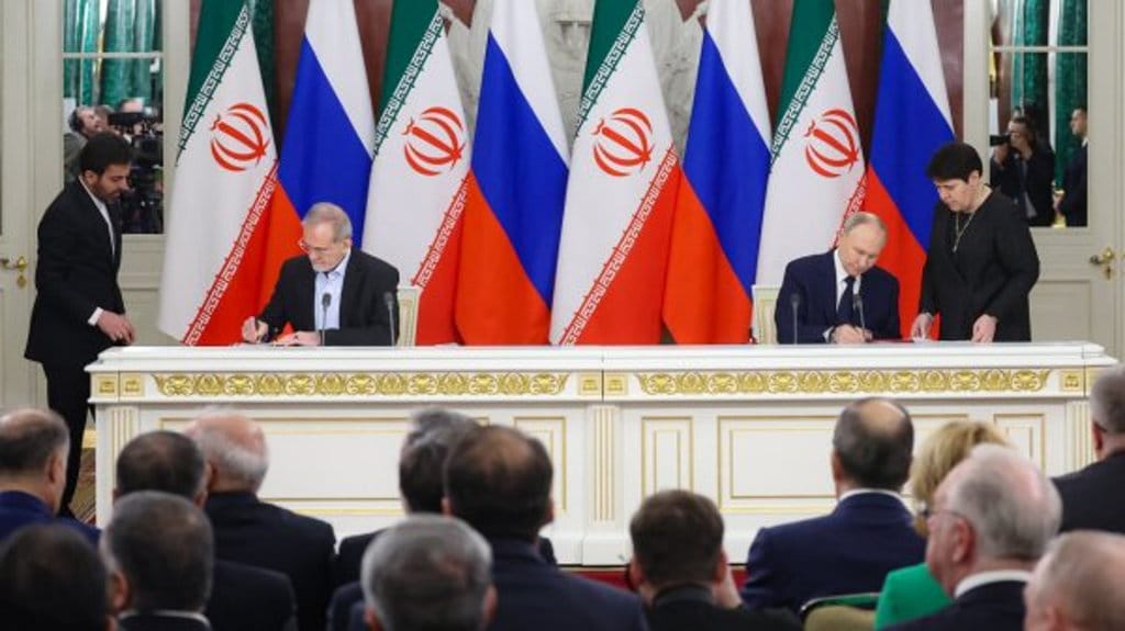 Presiden Rusia Vladimir Putin dan Presiden Iran Masoud Pezeshkian mengadakan pertemuan di sela-sela KTT Organisasi Kerja Sama Shanghai (SCO) di Bishkek pada 1 September 2026. FOTO/president.ir/ Pertemuan presiden Rusia dan Iran