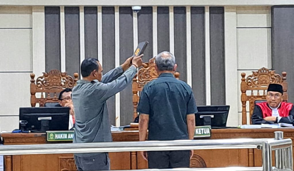Ahli pidana dari Fakultas Hukum Universitas Airlangga (Unair), Prof. Nur Basuki Minarno, diambil sumpah saat menjadi ahli sidang perkara korupsi terdakwa Sudewo, di Pengadilan Tipikor Semarang, Rabu (2/9/2026). tirto.id/Baihaqi Annizar Prof Nur Basuki Minarno di sidang korupsi Sudewo