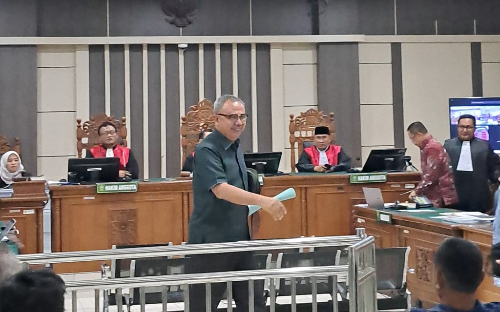 Ahli pidana dari Fakultas Hukum Universitas Airlangga (Unair), Prof. Nur Basuki Minarno meninggalkan ruang sidang usai memberi keterangan sebagai ahli dalam sidang perkara korupsi terdakwa Sudewo, di Pengadilan Tipikor Semarang, Rabu (2/9/2026). tirto.id/Baihaqi Annizar Prof Nur Basuki Minarno di sidang korupsi Sudewo