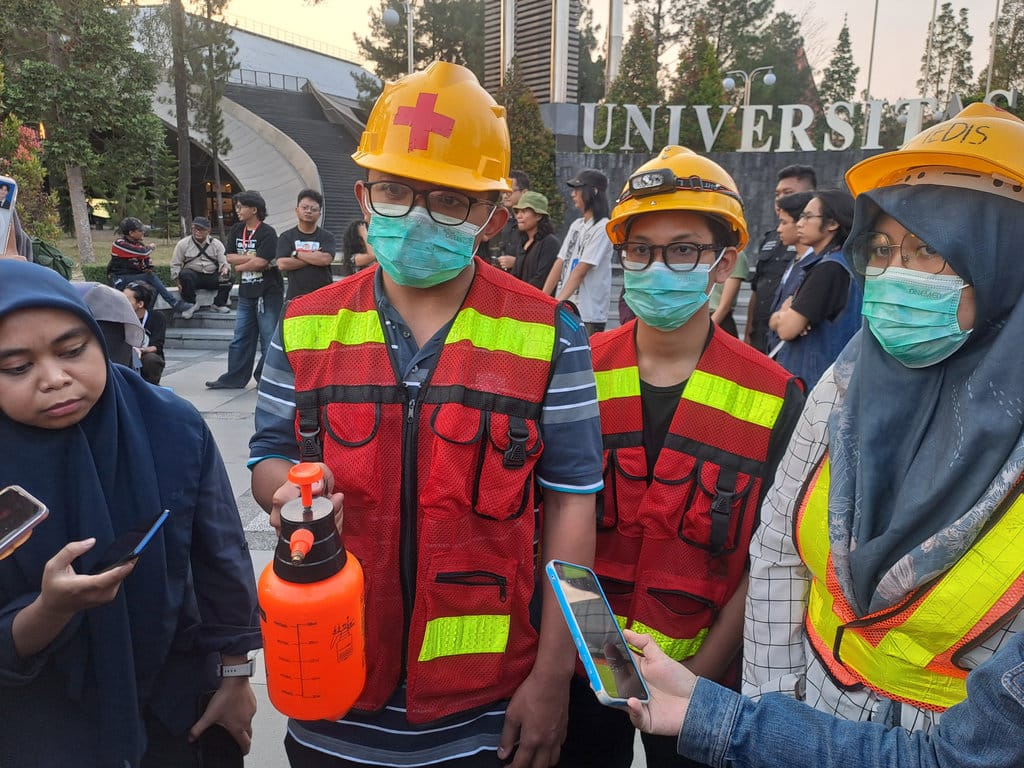 Anggota tim medis dari peserta aksi memperlihatkan tabung semprotan yang diduga berisi cairan merica. (FOTO/Cahyo Purnomoedi) Aksi Demo Aliansi Masyarakat Sipil di Yogyakarta