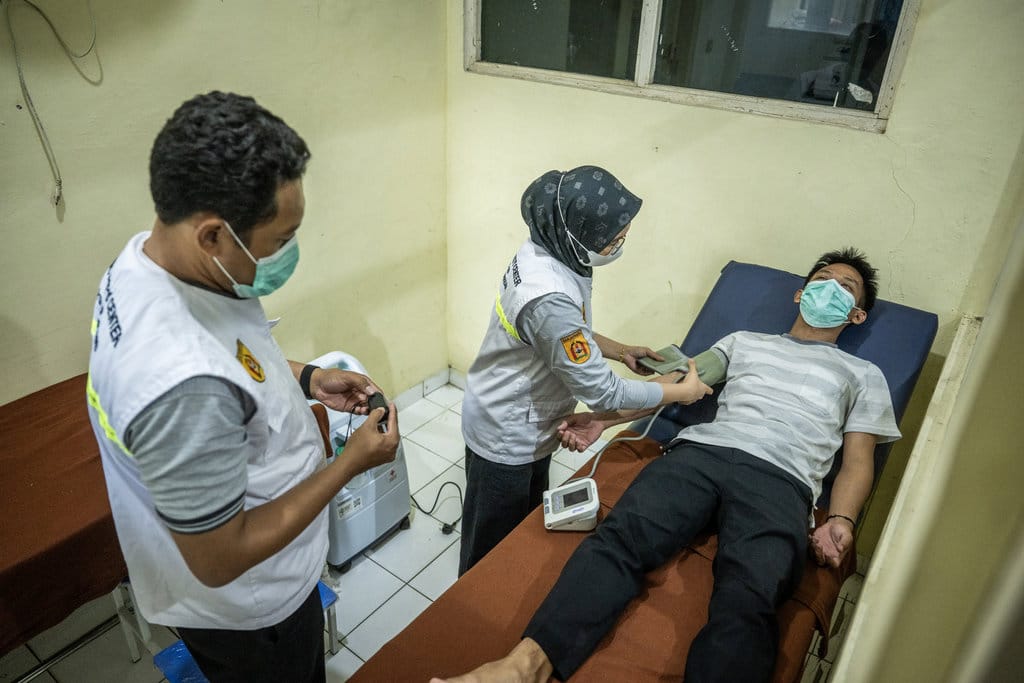 Petugas melayani warga yang terdampak di Rumah Oksigen, Public Safety Center 911, Kantor Dinas Kesehatan Kota Banjarbaru, Banjarbaru, Kalimantan Selatan, Jumat (4/9/2026). ANTARA FOTO/Bayu Pratama S/YU Rumah oksigen 24 jam untuk warga terdampak kabut asap