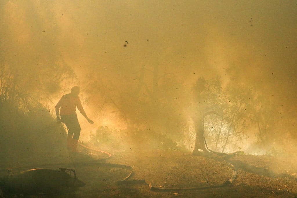 Petugas gabungan berusaha memadamkan api yang membakar area jalur pendakian di Pos Bunder, Gunung Ijen, Banyuwangi, Jawa Timur, Jumat (4/9/2026). Kebakaran tersebut terjadi akibat rembetan api dari kawasan Gunung Merapi Ungup-ungup, sehingga petugas gabungan terus melakukan pemadaman untuk mencegah api meluas ke kawasan hutan dan jalur pendakian. ANTARA FOTO/Budi Candra Setya/sgd Upaya pemadaman kebakaran di Gunung Ijen
