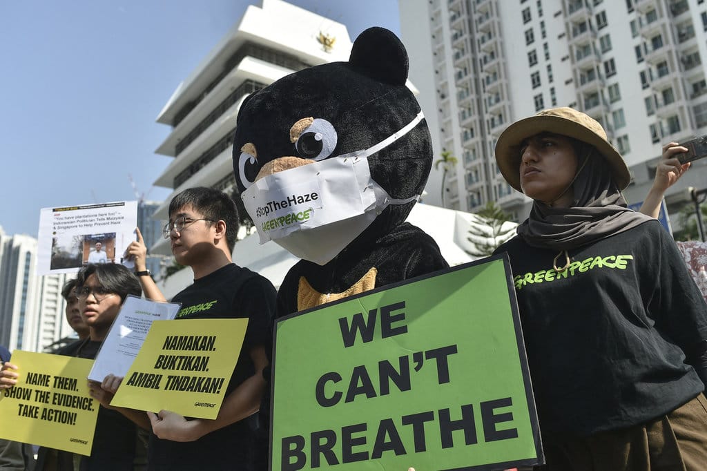Para aktivis berkumpul di depan Kedutaan Besar Indonesia di Kuala Lumpur pada 4 September 2026 untuk menyerahkan memorandum resmi yang menuntut transparansi dan akuntabilitas perusahaan lintas batas. Kualitas udara di Malaysia semakin memburuk sejak 1 September, karena asap akibat kebakaran hutan di Indonesia memicu lonjakan keluhan gangguan pernapasan dan membuat warga bergegas mencari masker pelindung. (Foto oleh Arif Kartono / AFP) Demo di malaysia mengenai Kualitas udara