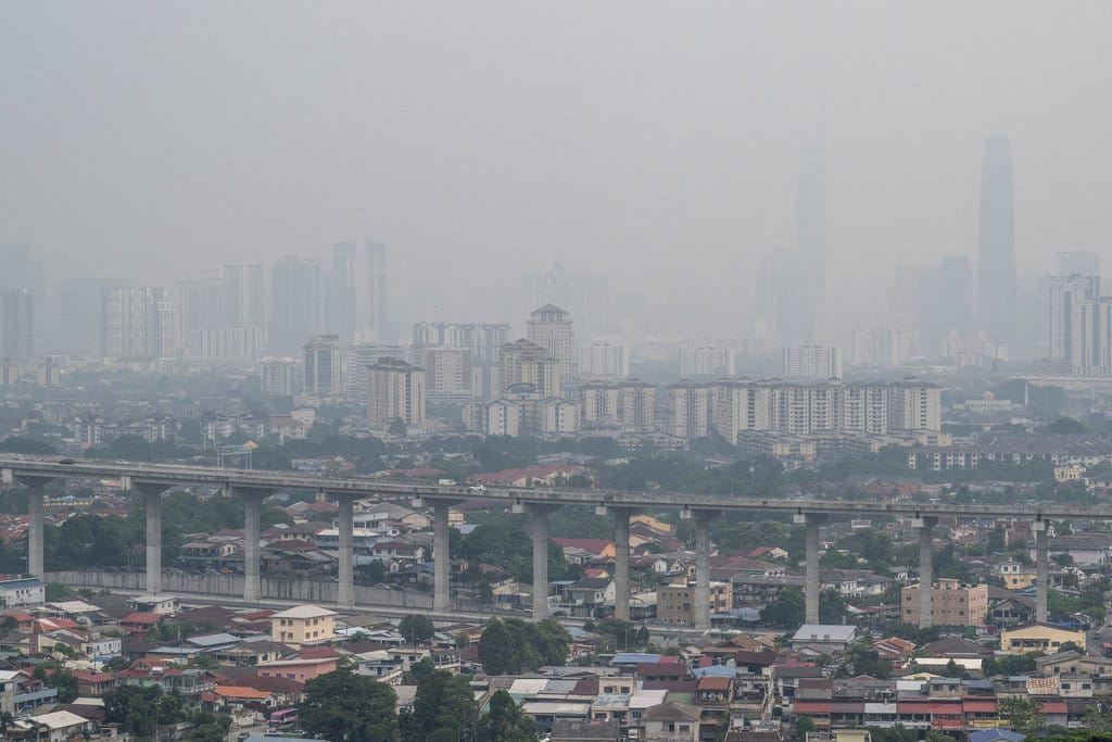 Kabut asap menyelimuti cakrawala Kuala Lumpur sebagaimana terlihat dari Ampang, di negara bagian Selangor, Malaysia, pada 3 September 2026. Selama berminggu-minggu, Indonesia telah berjuang memadamkan kebakaran hutan dan lahan yang menyebabkan penutupan sekolah serta membuat ribuan orang membutuhkan perawatan medis, sementara asapnya juga terbawa angin hingga ke Malaysia dan Singapura. (Foto oleh Mohd Rasfan / AFP) kabut asap di Kuala Lumpur