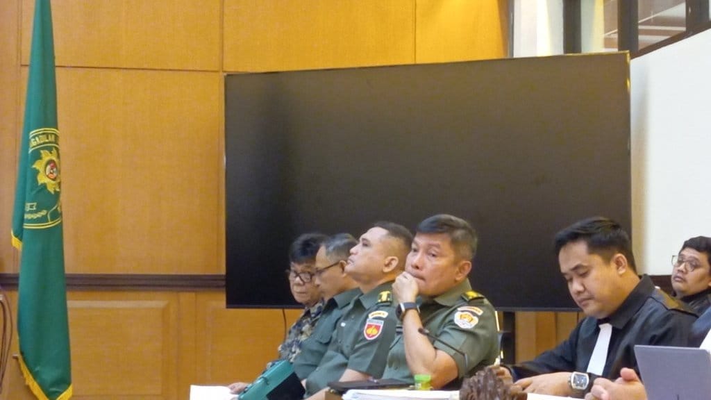 Terdakwa kasus dugaan tindak pidana pencucian uang (TPPU) pengadaan lahan BUMD Cilacap, Letjen Widi Prasetijono, dalam persidangan koneksitas di Pengadilan Militer, Jakarta Timur, Kamis (3/9/2026). Tirto/Nizar. Letjen Widi Prasetijono