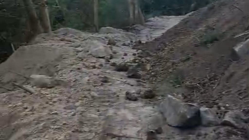 Tangkapan layar video longsor yang menutup badan jalan Desa Rokirole-Desa Nitung Lea pascagempa, Jumat (4/9/2026) pagi. Longsor Desa Rokirole