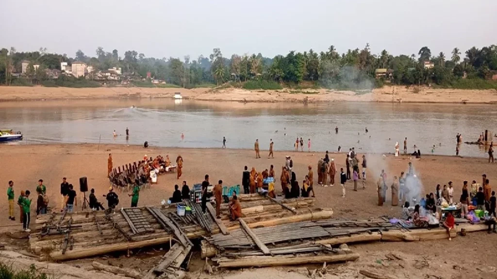 Ilustrasi - Bupati Barito Utara Shalahuddin bersama Sekda Muhlis, unsur FKPD, serta sejumlah kepala perangkat daerah menikmati pemandangan sore di Sungai Barito yang surut, kawasan Pasar Pendopo Muara Teweh, Senin (24/8/2026). ANTARA/Dokumentasi Pribadi Sungai Barito yang surut
