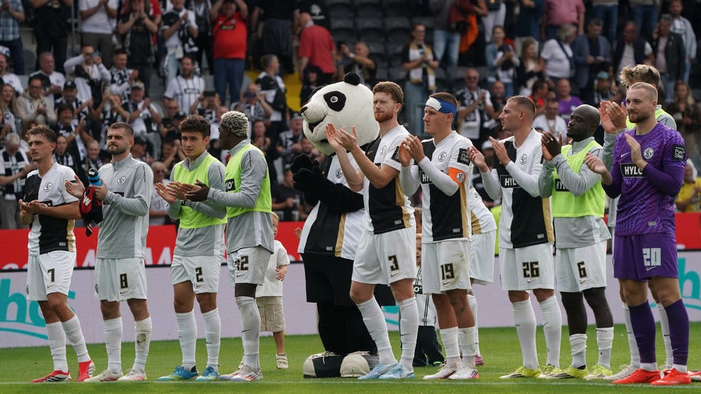 Para pemain Elversberg memberikan tepuk tangan kepada para penggemar mereka usai pertandingan sepak bola divisi pertama Liga Jerman (Bundesliga) antara SV Elversberg dan Bayer 04 Leverkusen di Ursapharm Arena, Spiesen-Elversberg, Jerman bagian selatan, pada 29 Agustus 2026. (Foto oleh Andreas Schlichter / AFP) SV Elversberg