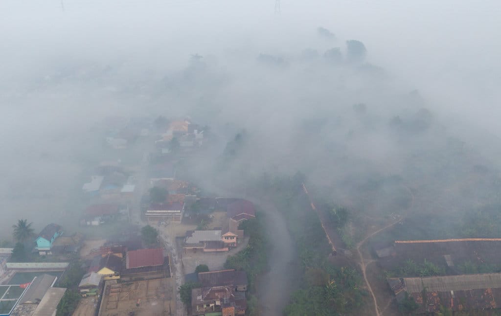 Foto udara kawasan Musi II yang tertutup kabut asap di Palembang, Sumatera Selatan, Sabtu (5/9/2026). Berdasarkan citra satelit Himawari-9 yang dipantau BMKG pada 5 September 2026 pukul 10.00 WIB, sebaran asap akibat kebakaran hutan dan lahan (karhutla) di Sumatera Selatan, Riau, Jambi, Sumatera Barat, Kepulauan Riau, Kepulauan Bangka Belitung, dan Papua Selatan bergerak ke arah barat laut–utara, sedangkan di Kalimantan Barat, Kalimantan Tengah, Kalimantan Selatan, dan Kalimantan Utara bergerak ke arah utara–timur laut. ANTARA FOTO/Nova Wahyudi/kye Kabut asap dampak Karhutla di Palembang
