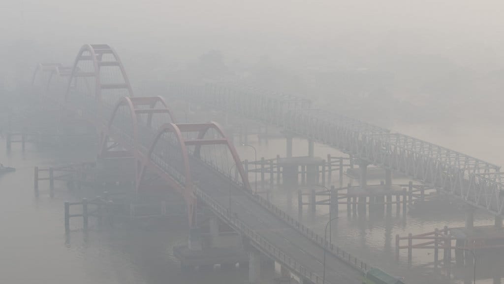 Foto udara Jembatan Musi II yang tertutup kabut asap di Palembang, Sumatera Selatan, Sabtu (5/9/2026). Berdasarkan citra satelit Himawari-9 yang dipantau BMKG pada 5 September 2026 pukul 10.00 WIB, sebaran asap akibat kebakaran hutan dan lahan (karhutla) di Sumatera Selatan, Riau, Jambi, Sumatera Barat, Kepulauan Riau, Kepulauan Bangka Belitung, dan Papua Selatan bergerak ke arah barat laut–utara, sedangkan di Kalimantan Barat, Kalimantan Tengah, Kalimantan Selatan, dan Kalimantan Utara bergerak ke arah utara–timur laut. ANTARA FOTO/Nova Wahyudi/kye Kabut asap dampak Karhutla di Palembang