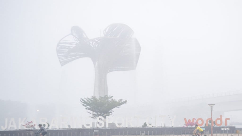 Warga bersepeda menembus kabut asap di kawasan Jakabaring, Palembang, Sumatera Selatan, Sabtu (5/9/2026). Berdasarkan citra satelit Himawari-9 yang dipantau BMKG pada 5 September 2026 pukul 10.00 WIB, sebaran asap akibat kebakaran hutan dan lahan (karhutla) di Sumatera Selatan, Riau, Jambi, Sumatera Barat, Kepulauan Riau, Kepulauan Bangka Belitung, dan Papua Selatan bergerak ke arah barat laut–utara, sedangkan di Kalimantan Barat, Kalimantan Tengah, Kalimantan Selatan, dan Kalimantan Utara bergerak ke arah utara–timur laut. ANTARA FOTO/Nova Wahyudi/kye Kabut asap dampak Karhutla di Palembang