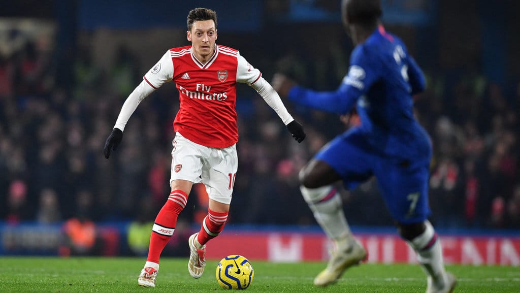 Gelandang Arsenal asal Jerman, Mesut Ozil (kiri), memainkan bola dalam pertandingan sepak bola Liga Premier Inggris antara Chelsea dan Arsenal di Stamford Bridge, London, pada 21 Januari 2020. (Photo by Ben STANSALL / AFP) Mesut Ozil