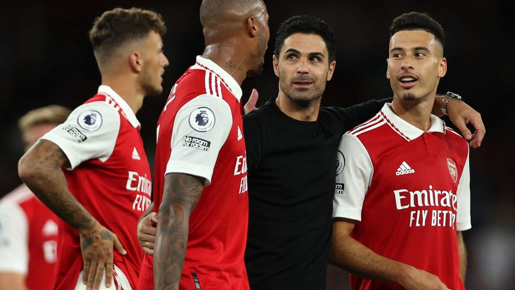 Manajer Arsenal asal Spanyol, Mikel Arteta (kedua dari kanan), berjalan meninggalkan lapangan bersama bek Arsenal asal Brasil, Gabriel Magalhaes (tengah), dan gelandang Arsenal asal Brasil, Gabriel Martinelli (kanan), usai pertandingan Liga Premier Inggris antara Arsenal dan Aston Villa di Stadion Emirates, London, pada 31 Agustus 2022. (Photo by Adrian DENNIS / AFP) Mikel Arteta dan Gabriel Martinelli