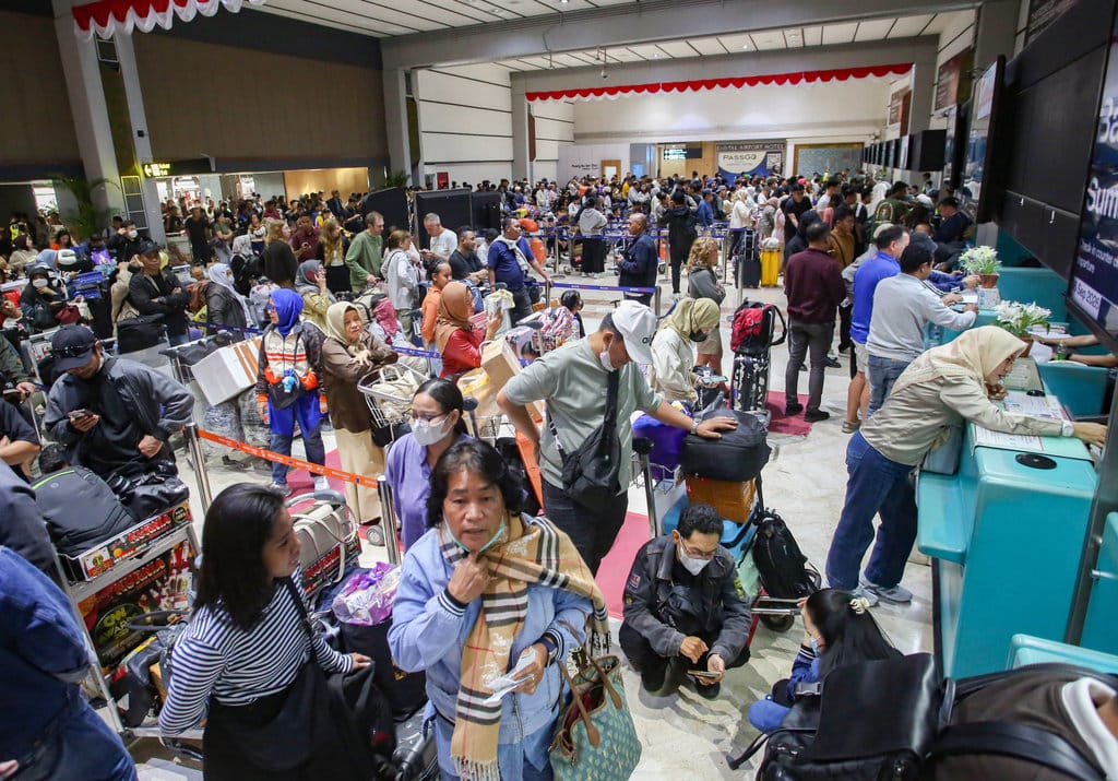 Calon penumpang berada konter lapor diri yang tutup di Terminal 2 keberangkatan Bandara Soekarno Hatta, Tangerang, Banten, Minggu (6/9/2026). ANTARA FOTO/Muhammad Iqbal/YU Penumpukan penumpang dampak penutupan Bandara Soekarno Hatta akibat erupsi Gunung Anak Krakatau