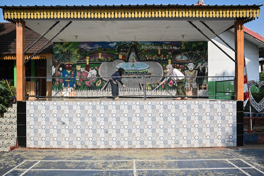 Wali murid membersihkan lokasi dari abu vulkanik di SDN Pondok Labu 14 Pagi, Jakarta, Senin (7/9/2026). Pihak sekolah melibatkan komite wali murid untuk membantu membersihkan sekolah dari abu vulkanik akibat erupsi Gunung Anak Krakatau. ANTARA FOTO/Sulthony Hasanuddin/tom. Pembersihan sekolah dari sebaran abu vulkanik