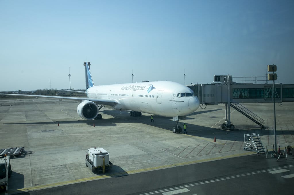 Pesawat udara Garuda Indonesia dengan kode penerbangan GA 983 mendarat di Bandara Kertajati, Majalengka, Jawa Barat, Minggu (6/9/2026). ANTARA FOTO/Dedi Suwidiantoro/wsj. Pengalihan pendaratan pesawat ke Bandara Kertajati