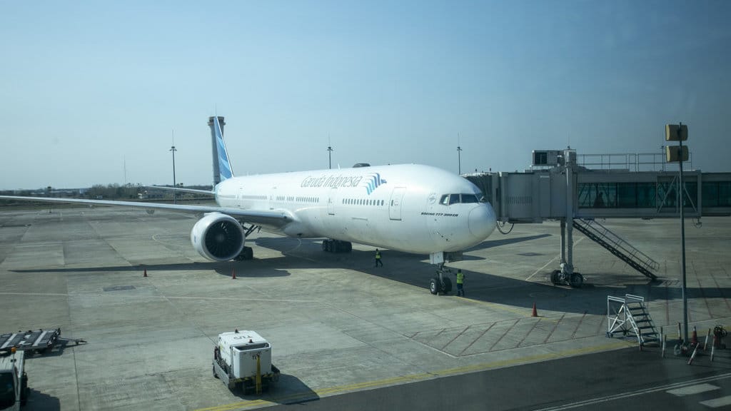 Pesawat udara Garuda Indonesia dengan kode penerbangan GA 983 mendarat di Bandara Kertajati, Majalengka, Jawa Barat, Minggu (6/9/2026). ANTARA FOTO/Dedi Suwidiantoro/wsj. Pengalihan pendaratan pesawat ke Bandara Kertajati