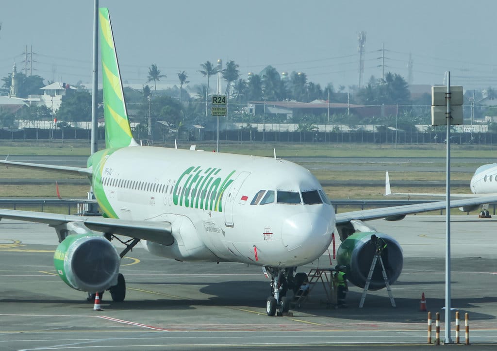 Petugas darat melakukan penutupan mesin pesawat yang terparkir dengan menggunakan bahan khusus di apron Terminal 1 C Bandara Soekarno Hatta, Tangerang, Banten, Minggu (6/9/2026). ANTARA FOTO/Muhammad Iqbal/YU Penutupan mesin pesawat di Bandara Soekarno Hatta