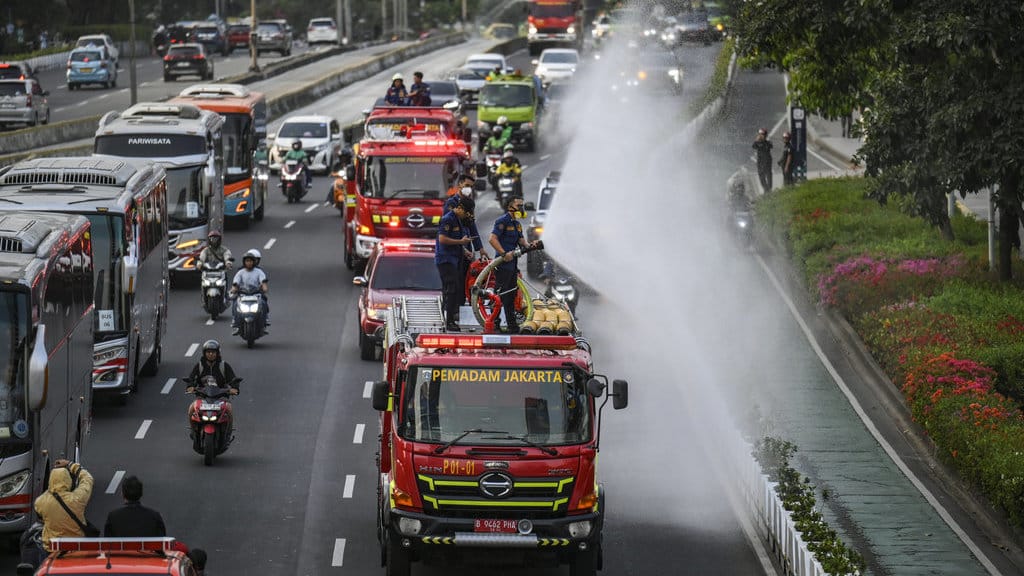 Petugas Dinas Penanggulangan Kebakaran dan Penyelamatan (Gulkarmat) DKI Jakarta menyemprotkan air di Jalan Jenderal Sudirman, Jakarta, Minggu (6/9/2026). ANTARA FOTO/Hafidz Mubarak A/wsj. Penyemprotan air antisipasi dampak abu vulkanik di Jakarta