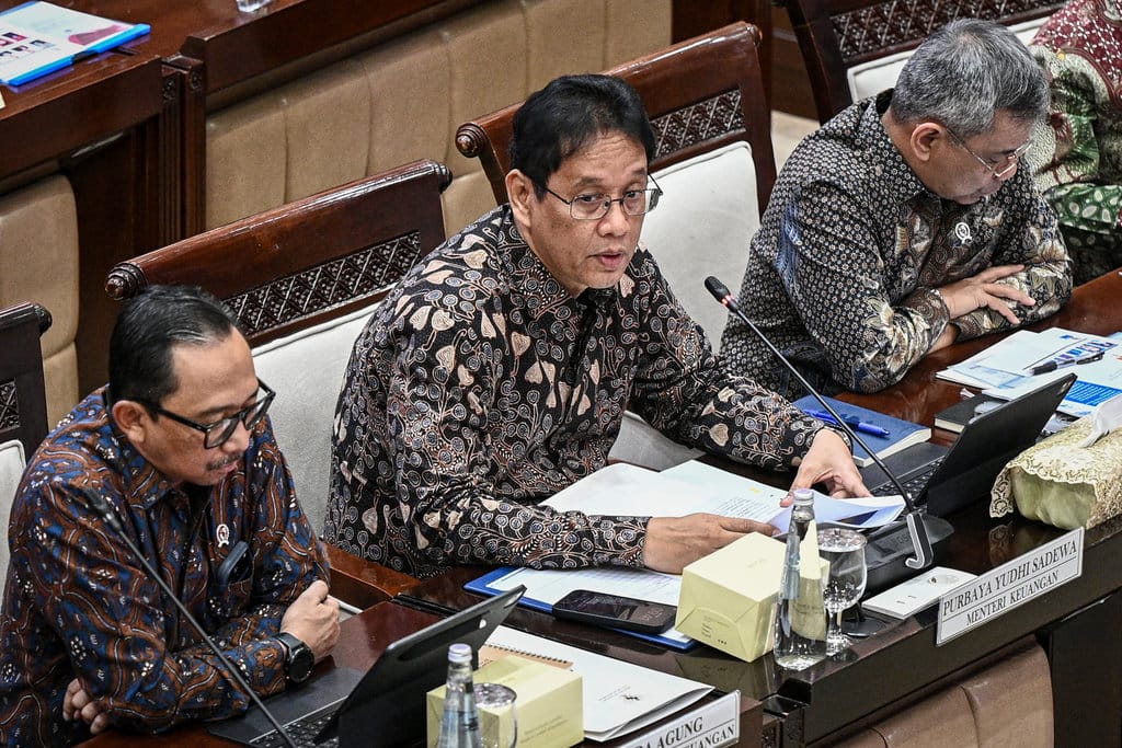Menteri Keuangan Purbaya Yudhi Sadewa (tengah), Wakil Menteri Keuangan Juda Agung (kiri) dan Suahasil Nazara (kanan) mengikuti rapat kerja bersama Komisi XI DPR dengan agenda membahas pengantar Rencana Kerja Anggaran (RKA) Kementerian Keuangan tahun 2027 di Kompleks Parlemen, Jakarta, Senin (7/9/2026). Kementerian Keuangan mengusulkan pagu anggaran Tahun Anggaran 2027 sebesar Rp49,80 triliun yang diarahkan untuk mendukung pelaksanaan tugas dan fungsi Kementerian Keuangan dalam menjaga stabilitas fiskal, memperkuat kualitas pelayanan publik, serta mendorong transformasi ekonomi yang inklusif dan berkelanjutan. ANTARA FOTO/Fauzan/tom. Raker Komisi XI DPR dengan Menteri Keuangan