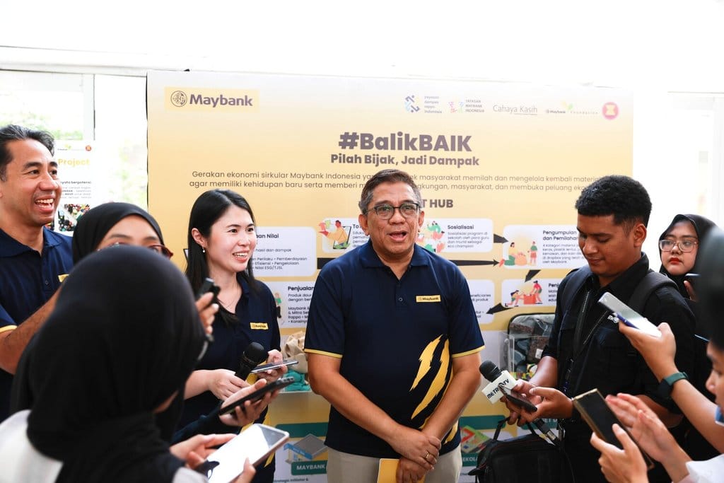 Direktur Human Capital Maybank Indonesia, Irvandi Ferizal, menyampaikan pernyataan pers didampingi oleh Head of Sustainability Maybank Indonesia Maria Trifanny Fransiska seusai Kick Off kegiatan Maybank Global CR Day 2026 di SDN 08 Ragunan, Jakarta. Tahun ini, kegiatan Maybank Global CR Day di Indonesia mengangkat tema kampanye #BalikBAIK dengan melibatkan karyawan untuk berkolaborasi di sejumlah SD dengan melakukan kegiatan upcycling, yaitu memanfaatkan barang-barang yang sudah tidak terpakai lagi menjadi bernilai guna sebagai produk seni instalasi.. Foto/Dok. Maybank Irvandi Ferizal