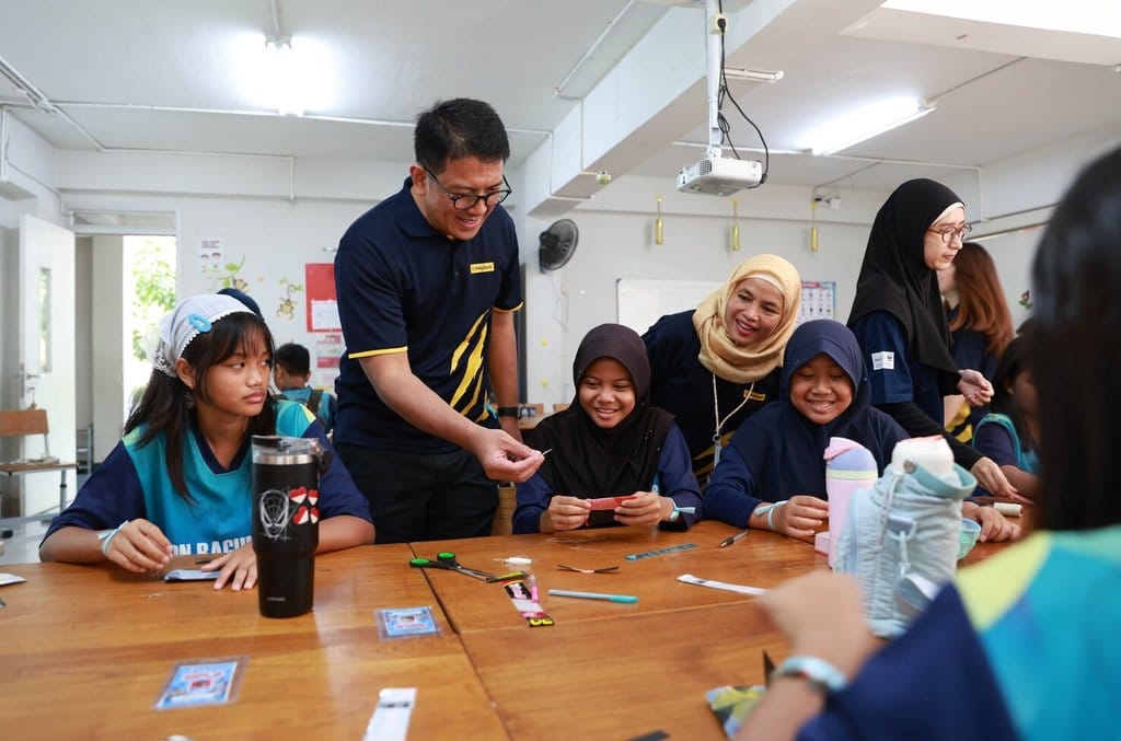 Direktur IT & Digital Maybank Indonesia Bambang Andri Irawan turut mengajar di kelas saat penyelenggaraan Maybank Global CR Day yang dilaksanakan di SD 08 Ragunan, Jakarta Selatan. Global CR Day 2026 diselenggarakan serentak pada 5 September 2026 oleh Maybank Group di 18 negara.. Foto/Dok. Maybank Andri Irawan
