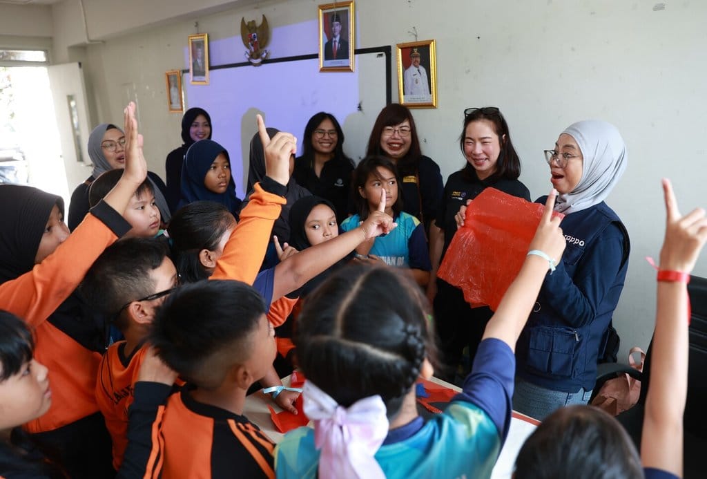 Direktur Global Banking Maybank Indonesia Mariana Husin turut berpartisipasi dalam kegiatan belajar di kelas dalam rangkaian program Maybank Global CR Day 2026 yang diselenggarakan di SDN 08 Ragunan, Jakarta Selatan. Dalam kegiatan tersebut, para siswa mendapatkan edukasi tentang kegiatan upcycling, yaitu mengolah barang-barang dari plastik, kertas dan kain yang tidak terpakai lagi hingga kembali bernilai guna menjadi karya seni instalasi.==. Foto/Dok. Maybank Mariana Husin