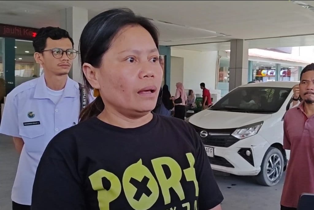 Elvinus Lusiana br Sitanggang, ibu kandung FY, saat menemani anaknya menjalani pemeriksaan medis di RSUP H. Adam Malik Medan, Provinsi Sumatera Utara, Selasa (8/9/2026). (FOTO/Istimewa) Siswi Korban Keracunan MBG Jalani Pemeriksaan Lanjutan