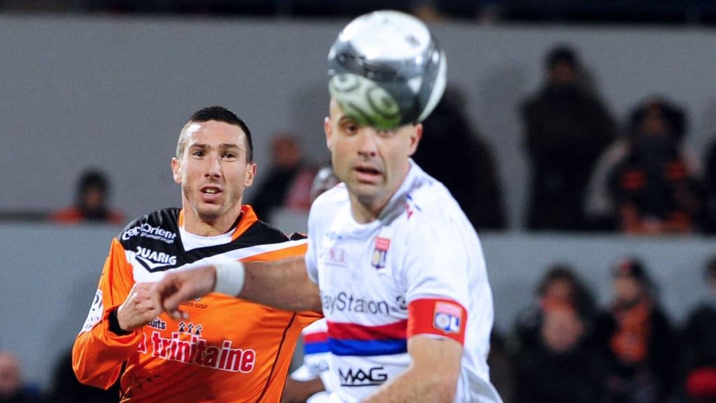 Bek Lyon, Cristiano Marques Gomes (kanan), berebut bola dengan gelandang Lorient, Morgan Amalfitano (kiri), dalam pertandingan sepak bola Liga 1 Prancis antara Lorient dan Lyon pada 20 Januari 2010 di Stadion Moustoir, Lorient. (Photo by FRED TANNEAU / AFP) Cristiano Marques Gomes