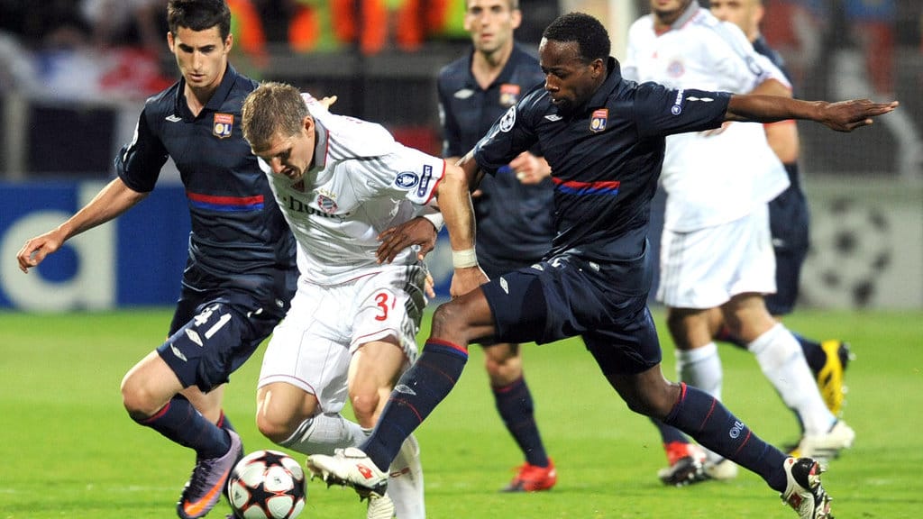 Gelandang asal Prancis milik Lyon, Maxime Gonalons (kiri), dan penyerang asal Prancis milik Lyon, Sidney Govou (kanan), berebut bola dengan gelandang asal Jerman milik Bayern Munich, Bastian Schweinsteiger, dalam pertandingan leg kedua semifinal Liga Champions UEFA antara Olympique Lyonnais dan Bayern Munich di Stadion Gerland, Lyon, pada 27 April 2010. (Photo by PHILIPPE MERLE / AFP) Bayern Munchen vs Lyon 2010