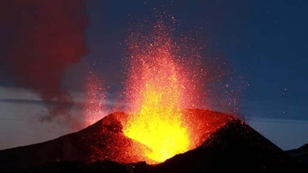Erupsi Gunung Eyjafjallajokull. (Photo by John Beatty/Jon Magnusson/ZUMA Press Wire via Reuters Connect) Erupsi Gunung Eyjafjallajokull