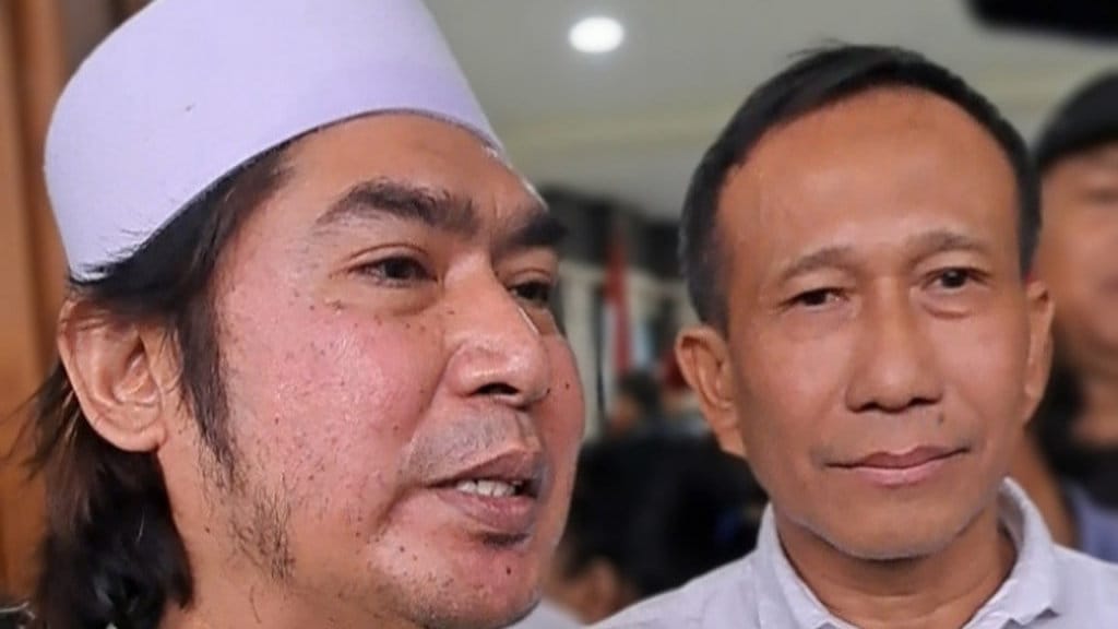 Terdakwa Gus Yazid bersama tim penasihat hukum dan santrinya memberi keterangan pers usia sidang vonis perkara TPPU hasil korupsi jual beli lahan Cilacap, di Pengadilan Tipikor Semarang, Rabu (9/9/2026). FOTO/Baihaqi Annizar Sidang Vonis Gus Yazid di Kasus TPPU Cilacap