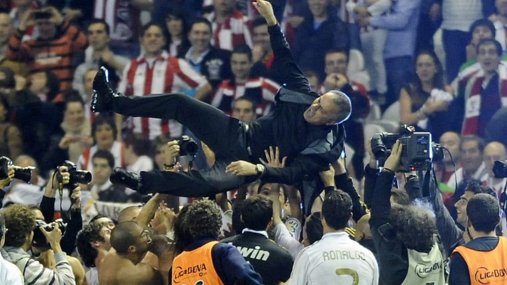 Para pemain Real Madrid melemparkan pelatih asal Portugal, Jose Mourinho, ke udara setelah memenangkan pertandingan Liga Spanyol antara Athletic Bilbao dan Real Madrid di Stadion San Mames, Bilbao, pada 2 Mei 2012. Real Madrid meraih gelar juara Liga Spanyol untuk pertama kalinya sejak 2008 setelah mengalahkan Athletic Bilbao dengan skor 3-0. (Photo by ANDER GILLENEA / AFP) Jose Mourinho bawa Real Madrid Juara Liga Spanyol